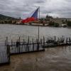 Ein sonst beliebter Punkt für Touristen: Das Moldauufer in Prag bei Hochwasser