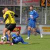 Serhat Örnek Ecknach (blaues Trikot) rettete dem VfL Ecknach noch einen Punkt gegen den TSV Gersthofen.