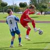 Valentin Huber (am Ball) und der TSV Merching setzten sich im Derby beim Kissinger SC um Marius Horak knapp durch.