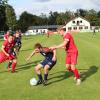 Langerringens Benedikt Mayr (blaues Trikot) im Zweikampf mit Ben Klemenz. Am Ende behauptet sich der Absteiger mit 4:3.