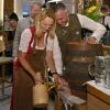 Oberbürgermeisterin Doris Baumgartl beim Fassanstich im Hellmairs mit Wirt Dominik Wagmann. 