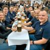 Mitglieder der Freiwilligen Feuerwehr Graben stießen mit beim Helferfest gemeinsam an. 