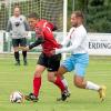 Der VfB Oberndorf (mit Florian Grenzebach, in Rot) machte es gegen Donaualtheim unnötig spannend, gewann am Ende aber mit 1:0.