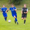 Spielertrainer Marco Schütt (vorne in Blau) traf gegen die SG Holzheim/Münster II gleich dreimal. 