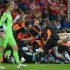 Manuel Neuer (l) nach dem entscheidenden Elfmeter, im Hintergrund jubeln die Chelsea-Profis.