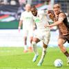 Augsburgs Frank Onyeka (li.) deutete gegen den FC St. Pauli sein Potenzial an. 