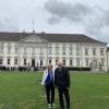 Anton Kapfer aus Binswangen war unter den 4000 Ehrenamtlichen, die zum Bürgerfest des Bundespräsidenten Walter Steinheimer eingelagen wurden. Das Foto zeigt ihn mit seiner Frau Hilde vor dem Schloss Bellevue in Berlin.