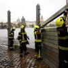 Feuerwehrleute stellen am vergangenen Freitag Teile einer Hochwasserschutzwand in Prag auf. Auch im touristischen Bereich sind die Auswirkungen des Hochwassers spürbar.