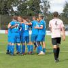 Glötts Kicker feiern Justin Morais de Almeida (Nummer 17) für sein 2:0-Tor im Derby gegen Dillingen.