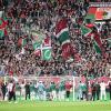 Die FCA-Spieler feiern zusammen mit den Fans den 3:1-Erfolg gegen den FC St. Pauli.