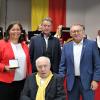 Die schwäbische Bezirksvorsitzende des Bayerischen Fußball-Verbands (BFV) Sabrina Hüttmann (von links), Adolf Reichardt junior, Jakob Kehrle von der SSV Höchstädt und Adolf Reichardt senior bei der Verleihung der BFV-Verbandsplakette in Gold.