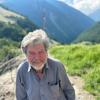 Reinhold Messner steht vor seinem Schloss Juval.