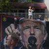 Anhänger von Donald Trump in einer Schlange vor dem Harrah‘s Cherokee Center in Asheville, North Carolina, am 14. August 2024.