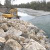 Das Wasserwirtschaftsamt (WWA) Donauwörth begann im April mit Arbeiten am östlichen Lechufer südwestlich des Rehlinger Ortsteils Kagering. Laut Mitteilung will die Behörde das Ufer auf einer Länge von 75 Metern vor weiterer Erosion schützen. 