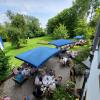 Im Pfarrgarten hat sich in Walleshausen in diesem Sommer das Pfarrhof-Café etabliert.