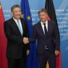 Wirtschaftsminister Robert Habeck (r) und der chinesische Handelsminister Wang Wentao in Berlin.