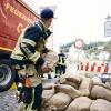 Nach dem Dauerregen soll es nun besseres Wetter in Bayern geben, in Passau galt am Dienstag aber weiter die zweithöchste Hochwasser-Warnstufe.