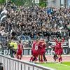 Direkt vor dem D-Block im Ulmer Donaustadion feierten die Nürnberger Spieler ihren Siegtreffer. Das erhitzte die Gemüter. 