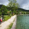 Rast am Attersee in Unterach: Hier gibt es Ruhebänke, und es hallen Kuckucksrufe.