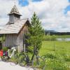 Saftige Wiesen, Berggipfel und kristallklare Seen sind für den Salzkammergut-Radweg typisch. Und auch sakrale Bauten wie diese Holzkapelle zwischen Bad Aussee und Trautenfels.