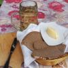 Brotzeit am Etappenziel Mondsee: In der Erlachmühle werden hausgemachtes Holzofenbrot und ein Bauernmost serviert.