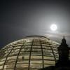 Der Vollmond leuchtete hell über der Kuppel des Reichstagsgebäudes.