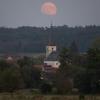 Wegen seiner nicht kreisrunden Umlaufbahn gab es einen Vollmond besonders nah an unserem Heimatplaneten - entsprechend wirkte er ungewöhnlich groß, wie am Abend hier im Taunus.