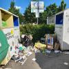 Unrat vor den Containern am Kasernplatz in Dillingen: Wild abgelagerter Müll stimmt unseren Leser Manfred Forscht traurig. Das Problem beschäftigt den Abfallwirtschaftsverband Nordschwaben seit Jahren. Der Einsatz von Containerpaten habe dafür gesorgt, dass die wild entsorgte Müllmenge etwas zurückgegangen sei. 