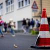 Viele Eltern wollen ihre Kinder mit dem Auto möglichst direkt vor der Schule absetzen. Da werden schon mal Halteverbotsschilder oder aufgestellte Pylonen ignoriert.