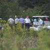 Donald Trump steht neben einem Golf-Cart und spricht mit seinem Sohn Eric Trump. Das Foto stammt vom Trump National Golf Club in Sterling.