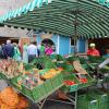 Der Hofstand der Familie Pfänder ist mit frisch geerntetem Obst und Gemüse bestückt. Im Hintergrund stehen die Menschen für die Stände Schindler und Altstetter an. 