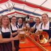 Gemeinsam organisieren die Mitglieder des Musikvereins Langenneufnach das Oktoberfest im Festzelt auf dem Bahnhofsgelände. 