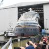 Ein  neues Kreuzfahrtschiff verlässt die Meyer Werft in Papenburg. Ihre Liquiditätslücke schließt jetzt der Staat. 