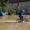 Ein Mann fährt mit dem Fahrrad durch eine überflutete Straße in der Stadt Lewin Brzeski im Süden Polens. (Foto aktuell)