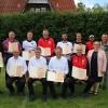 Ehrungen beim SV Wagenhofen: (Stehend von links) 1. Vorsitzender Roland Müller, Erwin Zeitner, Holger Westermayer, Maik Grünewald, Fabian Pallmann, Matthias Beck, Sebastian Müller, 1. Bürgermeisterin Manuela Heckl und Erwin Kothmayr (BLSV) sowie (sitzend von links) Manfred Strauß, Hubert Neff, Helmut Neff und Stefan Seyßler.