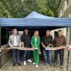 Bei der offiziellen Eröffnung des Aquariums am Eingang zum Wildpark waren (von links) Sascha Oehl, Rene Schulz (beide Bezirksfischereiverein), Oberbürgermeisterin Doris Baumgartl, Helfried Negele (Vorsitzender Bezirksfischereiverein) und Lukas Harre (Bezirksfischereiverein) dabei. 