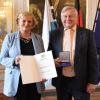 Regierungspräsidentin Barbara Schretter würdigt Johann Kügle mit der bronzenen Verdienstmedaille von der Regierung von Schwaben.