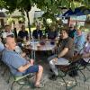 Zeit für einen Plausch mit dem Frühschoppen-Stammtisch: Alexander Stephan (vorne Mitte) und sein Vater Peter (rechts) sind die „Bärenwirte“ in Neuhausen.