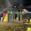 Der Jugendtreff in Rieblingen, der sogenannte Container, ging in Flammen auf. Mittlerweile wurden die Aufräumarbeiten in Angriff genommen.