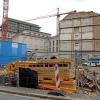 Die Baustelle des Staatstheaters von der Heilig-Kreuz-Straße aus gesehen. Links ist die Rückseite des Großen Hauses zu sehen, vorne das Baufeld für den Erweiterungsneubau des Theaters. 