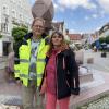 „Glücklich in Günzburg“ steht auf einem Schild neben dem Brunnen am Marktplatz. „Vielleicht stellen wir uns eher nicht davor fürs Foto“, meint Michael Arbogast. Auch wenn er daran glaubt, dass man in Günzburg an sich glücklich sein kann.