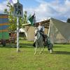 Eugen Hander auf seinem Pferd vor dem Gundelfinger Stadtwappen.