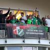 Die Aufstiegshelden der SG Lutzingen/Unterliezheim auf dem Rathausbalkon in Lutzingen nach der erfolgreichen Relegation gegen Wechingen.