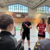 Trainer Udo Mesch spricht vor dem Training zu seinen Spielerinnen. Die Handballerinnen des TSV Haunstetten stehen vor einer schwierigen Saison in der 3. Liga Süd.