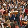 Bedienungen auf dem Oktoberfest verdienen gut, doch die Arbeit ist schweißtreibend.