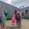 Die Kita Farbkleckse am Sportplatz feiert ihr zehnjähriges Bestehen. Alice-Beatrice Heckel (links) und Kita-Leiter Roman (Lipp) freuen sich mit den Kindern auf eine große Feier. 