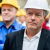 Am Vortag noch bei der kriselnden Meyer Werft, nun besucht Wirtschaftsminister Habeck das VW-Werk in Emden.