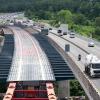 Von Montag an soll auf der Salzbachtalbrücke ein weiterer Fahrstreifen freigegeben werden (Archivbild).