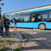 Beim Schulbustraining lernen die Grundschüler aus dem Kreis Neuburg-Schrobenhausen, wie man sich im und um den Bus verhält.