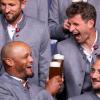 Anstoßen auf den nächsten Sieg? Vincent Kompany (vl) und Thomas Müller (hr) prosten sich zu.